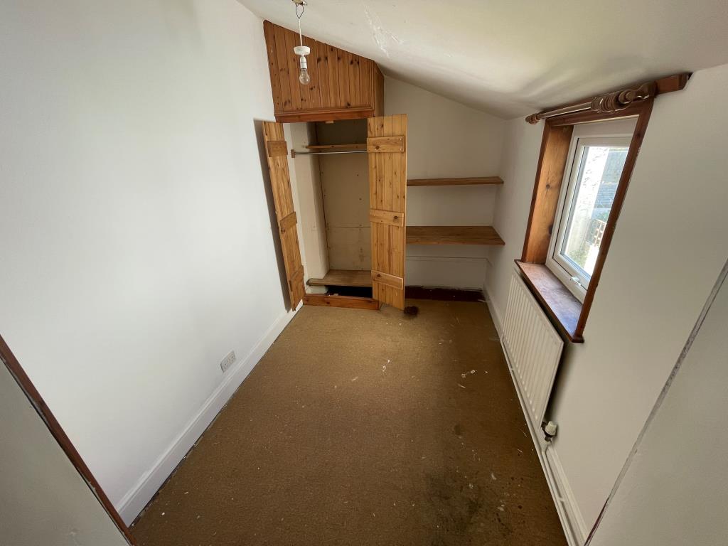 Lot: 51 - TWO-BEDROOM SEMI-DETACHED IN GOOD LOCATION - Bedroom to rear